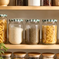 Nachhaltige Vorratshaltung mit UNiTWIST 555ml Rundgläsern grün-weiß karierte Deckel auf Holzregal