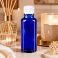 Elegante blaue Glasflasche 30ml mit UV-Schutz und weißem 11mm Verschluss für Öle