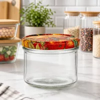 225ml Sturzglas mit Obst-Dekor Deckel in moderner Küche, leeres Vorratsglas zwischen anderen Konservengläsern