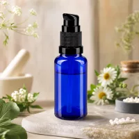 Handliche 20ml Pumpflasche kobaltblau aus UV-Schutzglas mit schwarzem Standardpumpkopf