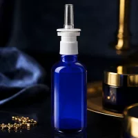 Hochwertige Nasenspray-Glasflasche 50ml in Blau mit weißem Sprühaufsatz für Apotheken