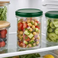 350ml Sturzglas grün im Kühlschrank mit Kichererbsensalat gefüllt zeigt praktische Aufbewahrung von Lebensmitteln