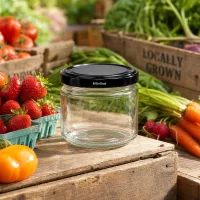 UniTWIST Runda330 Glasdose mit TO82 Deckel inmitten frischem Gemüse und Obst auf Holzkiste