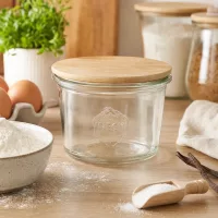 WECK Mini Sturzglas 35ml RR40 mit Bambus Holzdeckel in moderner Küche zwischen Backzutaten Mehl und Eiern