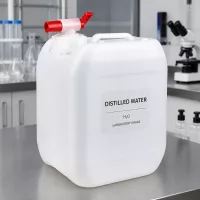 Robuster Kanister 5 Liter mit seitlichem Auslaufhahn vor Mikroskop im Laborumfeld