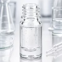 Handliche 5ml ApoGlas Flasche mit ergonomischem Design für den täglichen Apothekengebrauch