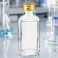 Kleine Klarglasflasche 50ml flache Meplat Form goldener Aluverschluss PP22 für Kosmetik