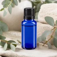 Blaue 20ml Pharmaglasflasche mit präzisem 1mm Tropfeinsatz in natürlicher Wellness-Umgebung