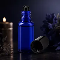 Dunkelblaue 20ml Flasche aus UV-Schutzglas mit schwarzem Rollaufsatz und Sicherheitsdeckel