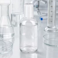 Klarsichtige Roll-On Flasche 100ml ClearLine mit weissem Rollkugelaufsatz in Laborumgebung