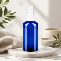 Premium 100ml Glasspray in tiefblau mit UV-Schutz für lichtempfindliche Inhaltsstoffe