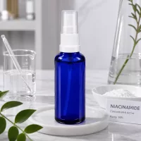Kompakte 10ml Sprühflasche aus blauem Borosilikatglas mit Feinstzerst­äuber