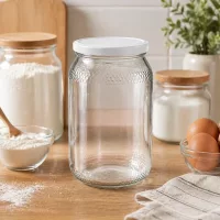 Honigglas 900ml leer in Küchenambiente mit Backzutaten Mehl Eier zeigt praktische Aufbewahrung BasicSeal Deckel
