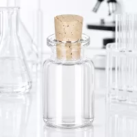 Medizinflasche 10ml Klarglas mit eingestecktem Naturkork vor Laborausstattung