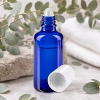 Hochwertige 50ml Rollflasche aus blauem UV-Schutzglas mit weißem Verschluss für Kosmetik
