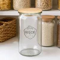 WECK Zylinderglas 340ml RR60 leer mit Holzdeckel in organisierter Vorratsküche zwischen gefüllten Vorratsgläsern