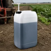 Rechteckiger Kunststoffkanister 15 Liter mit Dosierpumpe auf unbefestigtem Boden im Agrarbereich