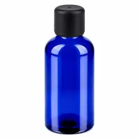 Kompakte 50ml Flasche in elegantem Blau mit praktischem schwarzen Verschluss