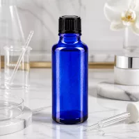 Zylindrische 30ml Apothekerflasche aus kobaltblauem Glas mit schwarzem 11mm Verschluss