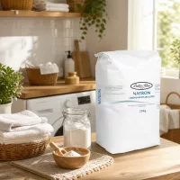 25kg Natriumhydrogencarbonat Sack in heller Küche zwischen Pflanze und Reinigungsutensilien