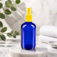 100ml Lichtschutzglas Sprayflasche blau mit gelbem Pumpaufsatz wiederbefüllbar