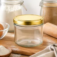 225ml Sturzglas UNiTWIST BasicSeal gold leer auf Holzbrett mit Mehl und Backzutaten in moderner Küche