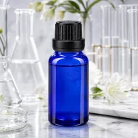 10ml OV-Tropfflasche aus blauem Apothekenglas mit schwarzem Schraubdeckel in professioneller Laborumgebung