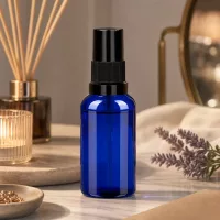 Handliche 30ml Sprayflasche in tiefblauem Glas mit ergonomischem schwarzem Sprühaufsatz