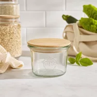 WECK Mini Sturzglas 35ml RR40 mit Bambus Holzdeckel in nachhaltiger Küche mit Vorratsgläsern und grünen Pflanzen