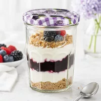 Le Parfait Sturzglas 385ml mit Beerenschichtdessert befüllt zeigt vielseitige Verwendung als Dessertglas