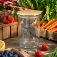 WECK Sturzglas 1000ml RR100 mit Eichenholzdeckel zwischen frischem Obst und Gemüse auf Holztisch Küchenambiente