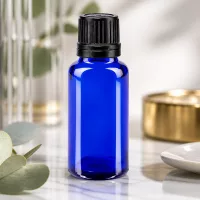 Hochwertige 20ml Tropfflasche in Blau aus ApoGlas mit geripptem schwarzen Schraubdeckel