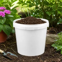 Stabiler Eimer 1 Liter weiß aus PP mit Deckel umgeben von Gartenpflanzen und Blumen