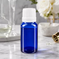 Kleine Serumflasche aus kobaltblauem Apothekerglas mit geripptem Sicherheitsverschluss