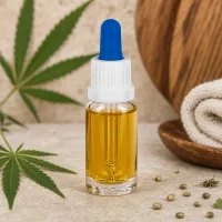 Kompakte 10ml Pipettenflasche mit hellgelbem Öl im Wellness-Setting mit Tuch und Holzschale
