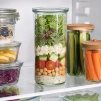 WECK Sturzglas 1500ml RR100 im Kühlschrank mit Schichtsalat gefüllt zwischen anderen Vorratsgläsern Meal Prep