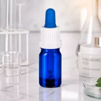 UV-schützende blaue 5ml Pipettenflasche mit weißem Tropfverschluss für lichtempfindliche Substanzen