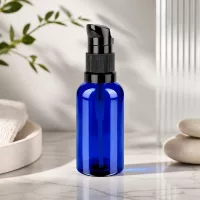 Stilvolle Glasflasche 50ml in Blau mit mattem schwarzem Pumpspender STD BlueLine UT18/50 Design