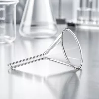 Stabiler Kalk-Soda-Glastrichter Ø35mm mit bewährter 60-Grad-Geometrie und kurzem Griff