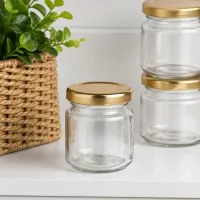 53ml Rundglas UNiTWIST leer mit goldenem BasicSeal Deckel in modernem Wohnambiente mit Pflanze