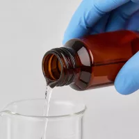 Braune PET Flasche 100ml mit weitem Schraubhals für präzises Dosieren klarer Substanzen
