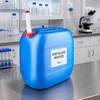 Stapelbarer 30 Liter Kanister aus stabilem Kunststoff mit flexiblem Ausgießrohr in Weiß
