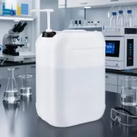 Kompakter Chemikalienkanister 25L mit Pumpe neben Laborgeräten Erlenmeyerkolben und Becherglas