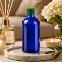 Handliche 100ml Glasflasche in tiefem Blau ideal für Aromatherapie und Wellness-Produkte