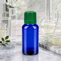 Robuste 20ml Flasche aus dunklem Glas mit grünem Schraubverschluss für den Alltag