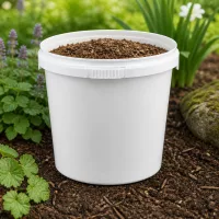 Offener weißer Eimer aus Polypropylen 1 Liter mit Rindenhumus in Gartenlandschaft