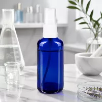 Kompakte 50ml Blauglasflasche mit weißem Pumpzerstäuber ideal für ätherische Öle