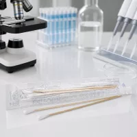 Transparente Sterilverpackung mit zwei Wattestäbchen auf weißer Laborfläche Nahaufnahme