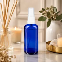 Kompakte kobaltblaue Apothekerglasflasche 50ml mit Feinnebel-Zerstäuber in Weiß