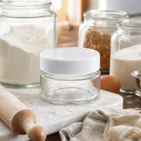 80ml Rundglas mit BasicSeal Deckel in Küche mit Backzutaten - vielseitiger Glascontainer für Lebensmittel